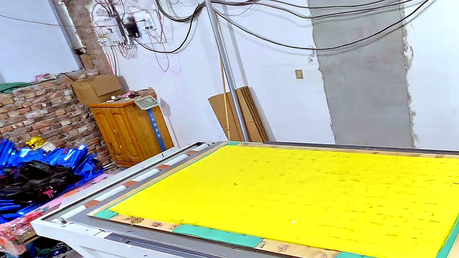 Foil fringe cutting table